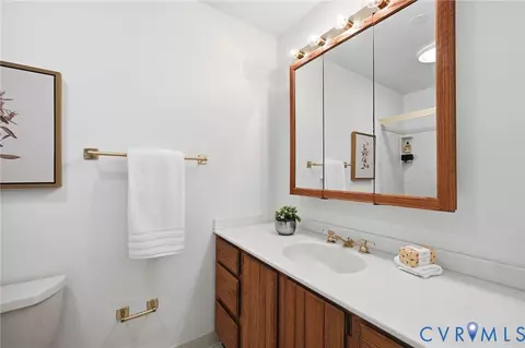Bath - 6210 Nethercombe Ct, Mclean, VA 22101 photo 3 of 5