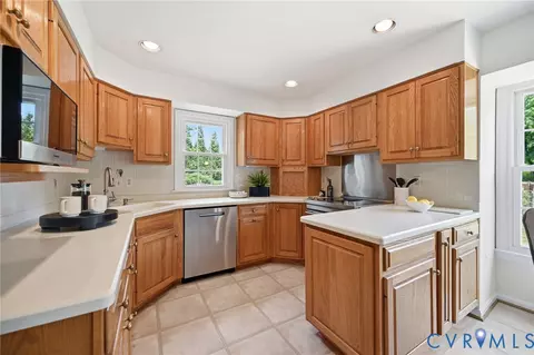 Kitchen - 6210 Nethercombe Ct, Mclean, VA 22101 photo 4 of 4