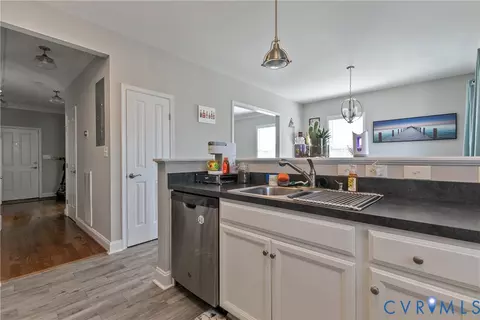 Entry Way - 1301 Dance St, Richmond, VA 23220 photo 3 of 6