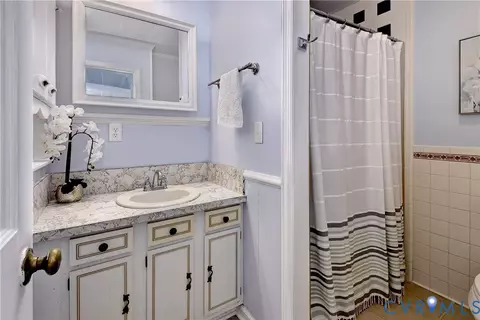 Bath - 314 Winchester Dr, Hampton, VA 23666 photo 2 of 3