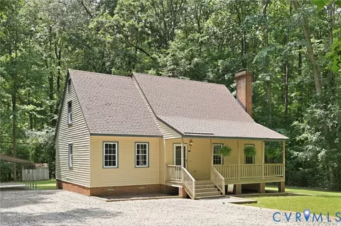8530 Woodland Dr, Amelia Court House, VA 23002