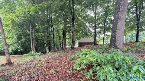 102 Dogwood Ct, Martinsville, VA 24112