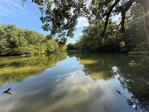 88 Seahawk Rd, Urbanna, VA 23175
