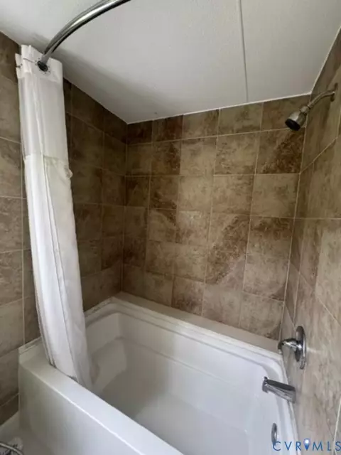 Bath - 18384 Wakefield Rd, Courtland, VA 23837 photo 1 of 4