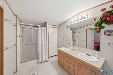 517 Crittenden Rd, Deltaville, VA 23043 photo 9