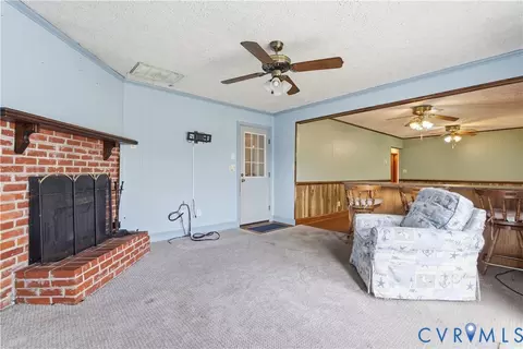 Living - 379 Piney Point Rd, Onemo, VA 23130 photo 9 of 10