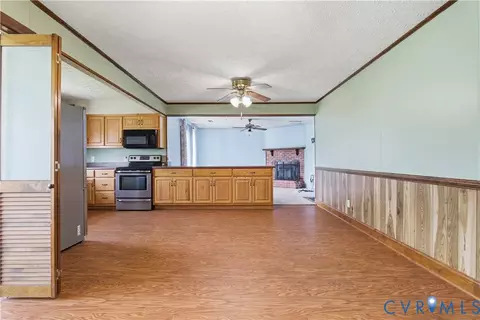 Living - 379 Piney Point Rd, Onemo, VA 23130 photo 7 of 10