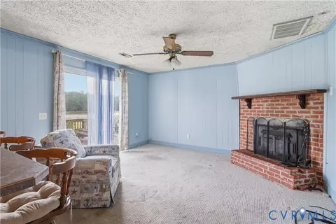 Living - 379 Piney Point Rd, Onemo, VA 23130 photo 8 of 10