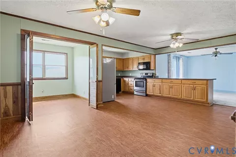 Living - 379 Piney Point Rd, Onemo, VA 23130 photo 4 of 10