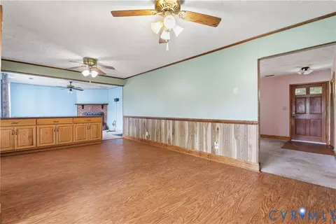 Living - 379 Piney Point Rd, Onemo, VA 23130 photo 5 of 10