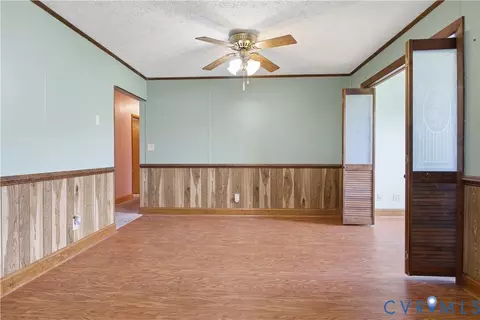 Living - 379 Piney Point Rd, Onemo, VA 23130 photo 6 of 10