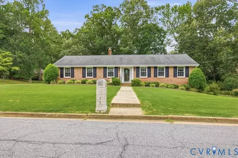 1117 Oakwood Dr, Colonial Heights, VA 23834