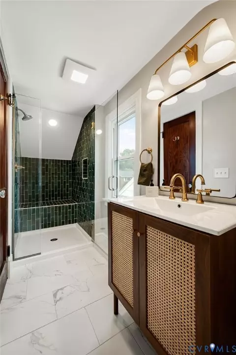 Bath - 2016 Gordon Ave, Richmond, VA 23224 photo 1 of 3