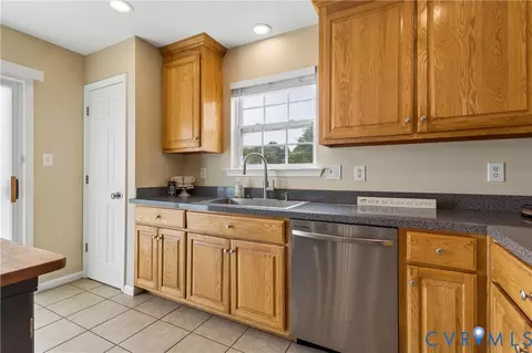 Kitchen - 21 St Johns Dr, Hampton, VA 23666 photo 7 of 8