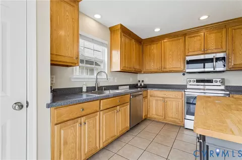 Kitchen - 21 St Johns Dr, Hampton, VA 23666 photo 5 of 8