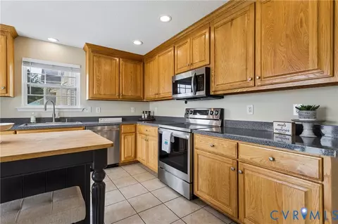 Kitchen - 21 St Johns Dr, Hampton, VA 23666 photo 4 of 8