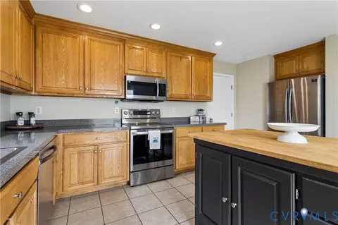 Kitchen - 21 St Johns Dr, Hampton, VA 23666 photo 6 of 8