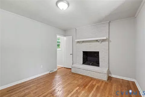 Living - 2810 Sutherland Rd, Sutherland, VA 23885 photo 3 of 6