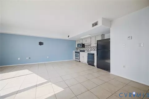 Living - 1222 E Ocean View Ave #304, Norfolk, VA 23503 photo 3 of 3