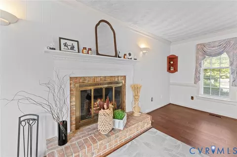 Living - 1760 Gloucester Rd, Gloucester Point, VA 23062 photo 3 of 7