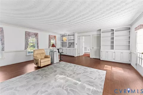 Living - 1760 Gloucester Rd, Gloucester Point, VA 23062 photo 4 of 7