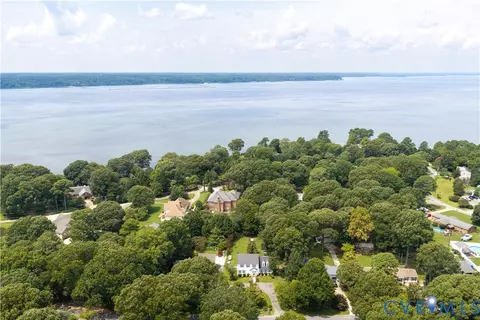 View/Area - 1760 Gloucester Rd, Gloucester Point, VA 23062 photo 4 of 6