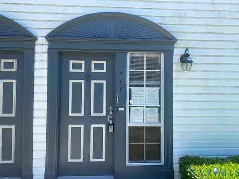 747 Ridge Cir, Chesapeake, VA 23320