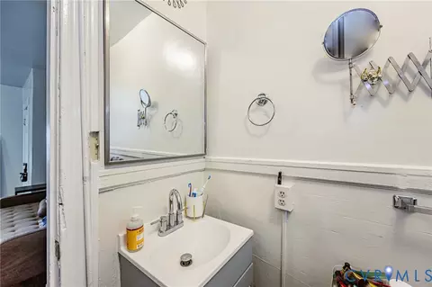 Bath - 1209 Wallace St, Richmond, VA 23220 photo 6 of 6