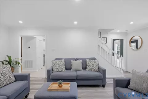 Living - 6010 Mill Spring Ct, Midlothian, VA 23112 photo 2 of 3