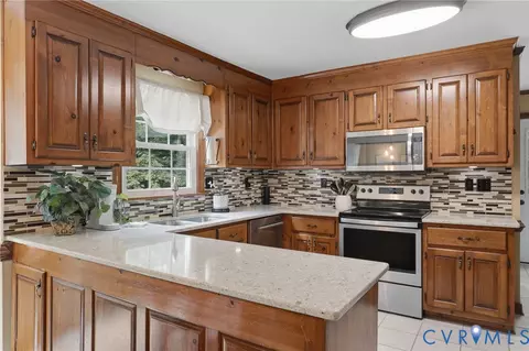Kitchen - 13232 Singer Rd, Midlothian, VA 23112 photo 3 of 4
