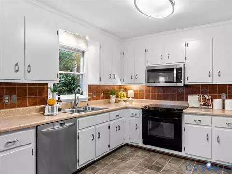 Kitchen - 5702 Standing Oak Rd, Midlothian, VA 23112 photo 2 of 7