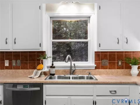 Kitchen - 5702 Standing Oak Rd, Midlothian, VA 23112 photo 7 of 7