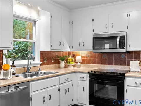 Kitchen - 5702 Standing Oak Rd, Midlothian, VA 23112 photo 3 of 7