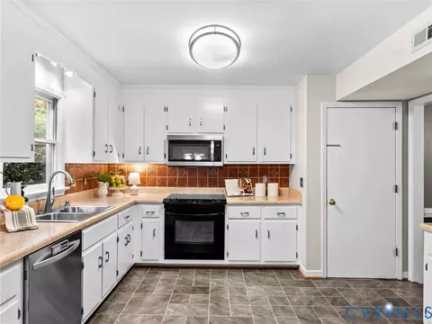 Kitchen - 5702 Standing Oak Rd, Midlothian, VA 23112 photo 4 of 7