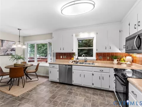 Kitchen - 5702 Standing Oak Rd, Midlothian, VA 23112 photo 5 of 7