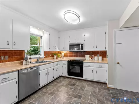 Kitchen - 5702 Standing Oak Rd, Midlothian, VA 23112 photo 6 of 7