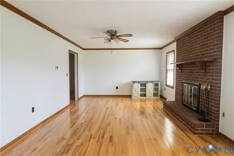 Living - 309 Old Plank Rd, Kenbridge, VA 23944 photo 3 of 4