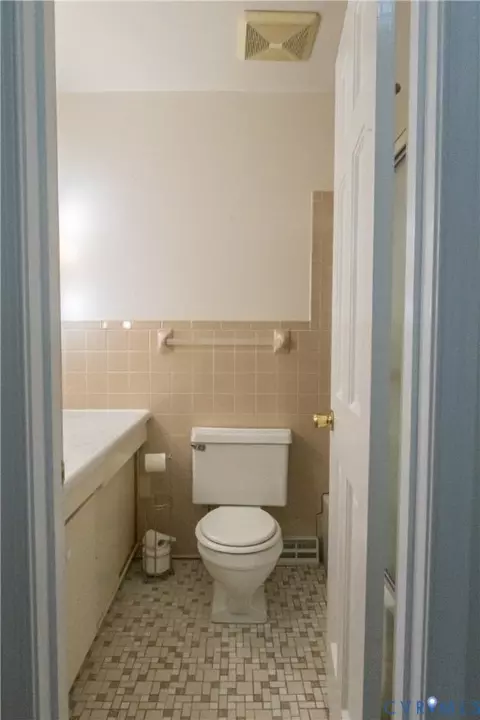 Bath - 309 Old Plank Rd, Kenbridge, VA 23944 photo 3 of 6