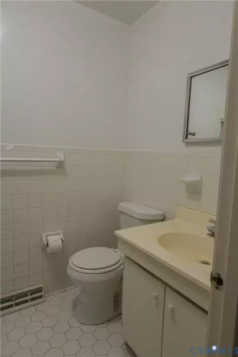 Bath - 309 Old Plank Rd, Kenbridge, VA 23944 photo 1 of 6