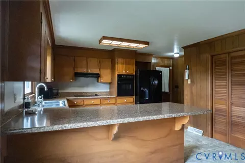 Kitchen - 309 Old Plank Rd, Kenbridge, VA 23944 photo 2 of 4