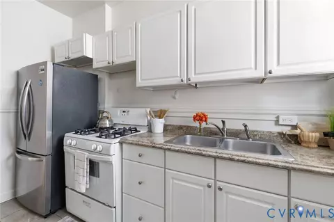 Kitchen - 2425 W Main St, Richmond, VA 23220 photo 2 of 5