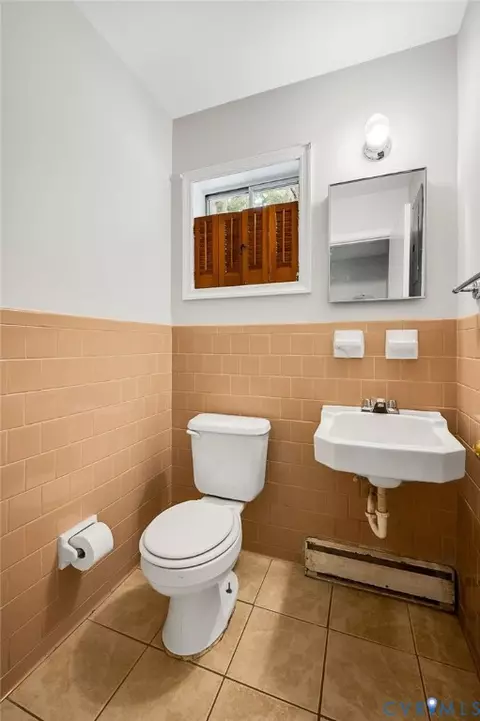 Bath - 5322 Germain Rd, Richmond, VA 23224 photo 1 of 2