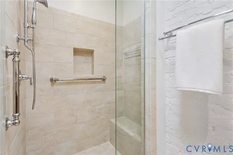 Bath - 2221 Stuart Ave, Richmond, VA 23220 photo 4 of 5