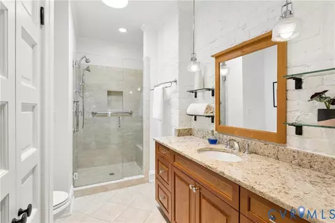 Bath - 2221 Stuart Ave, Richmond, VA 23220 photo 2 of 5