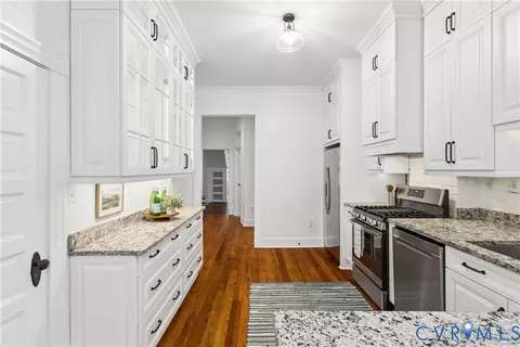 Entry Way - 2221 Stuart Ave, Richmond, VA 23220 photo 6 of 12