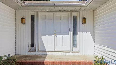 Entry Way - 7254 Wilson Cir, Gloucester, VA 23061 photo 1 of 2