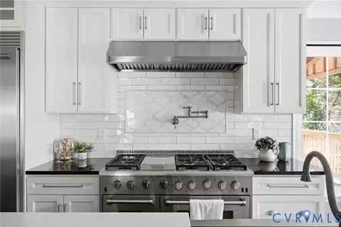 Kitchen - 7113 Harbourside Ct, Midlothian, VA 23112 photo 5 of 7