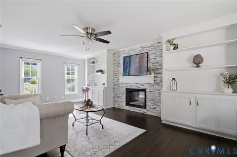 Living - 7113 Harbourside Ct, Midlothian, VA 23112 photo 2 of 3