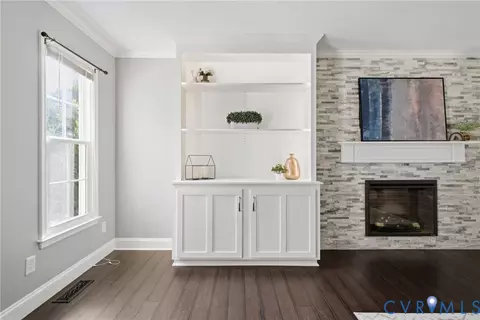 Living - 7113 Harbourside Ct, Midlothian, VA 23112 photo 3 of 3