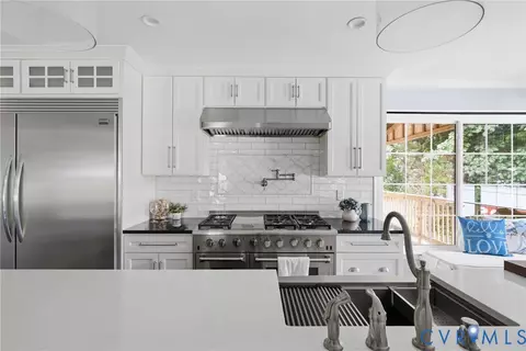 Kitchen - 7113 Harbourside Ct, Midlothian, VA 23112 photo 6 of 7